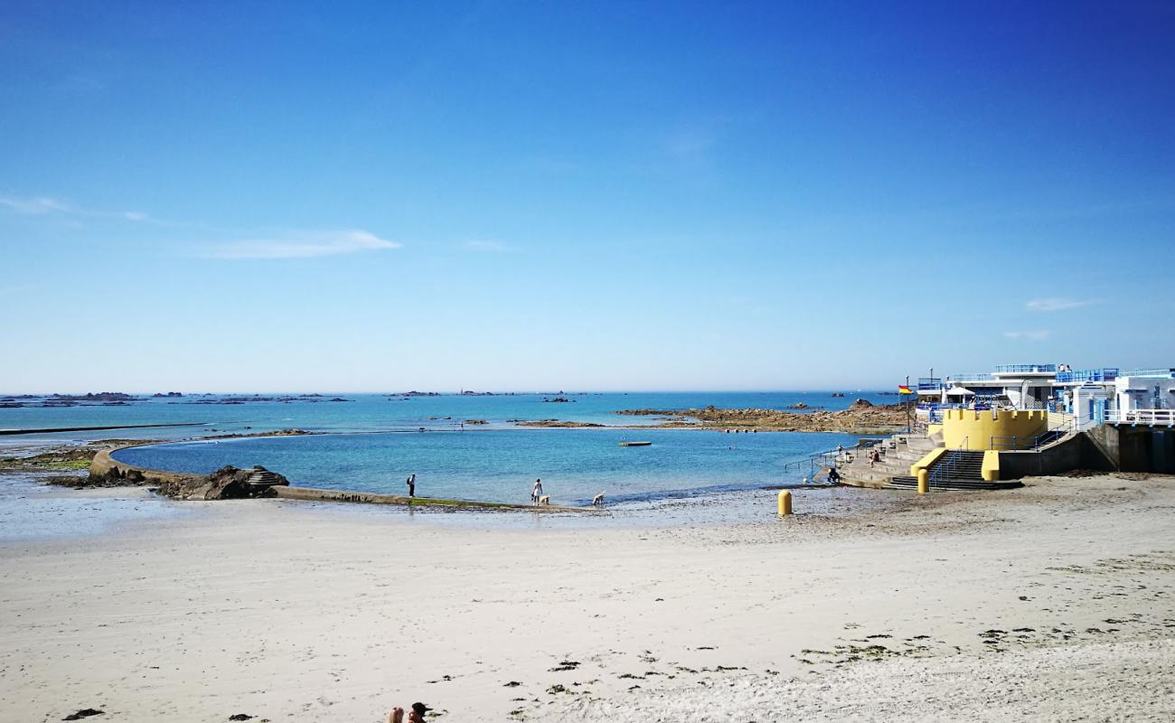 Havre Des Pas Bathing Pool'in fotoğrafı parlak kum yüzey ile