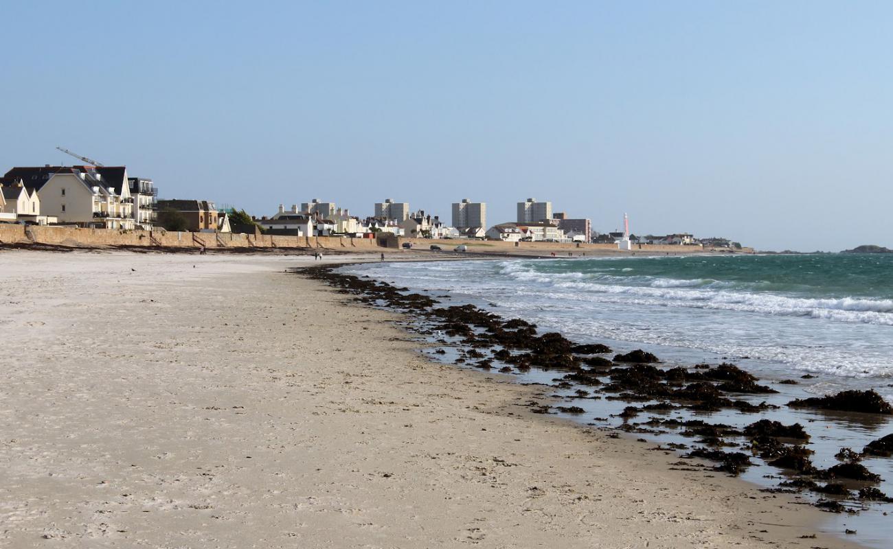 La Greve d'Azette Beach'in fotoğrafı bej kum ve çakıl yüzey ile