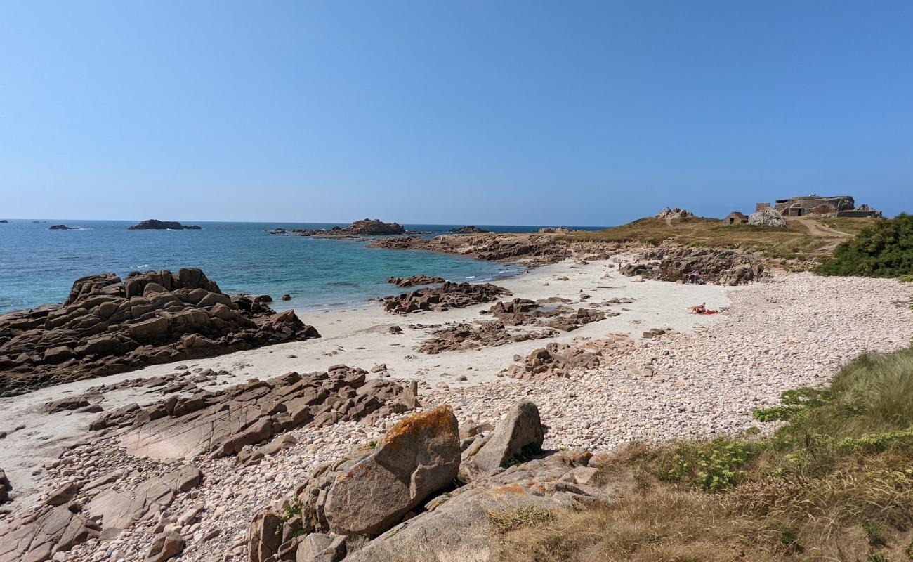 Grandes Rocques Beach'in fotoğrafı açık bej kum yüzey ile