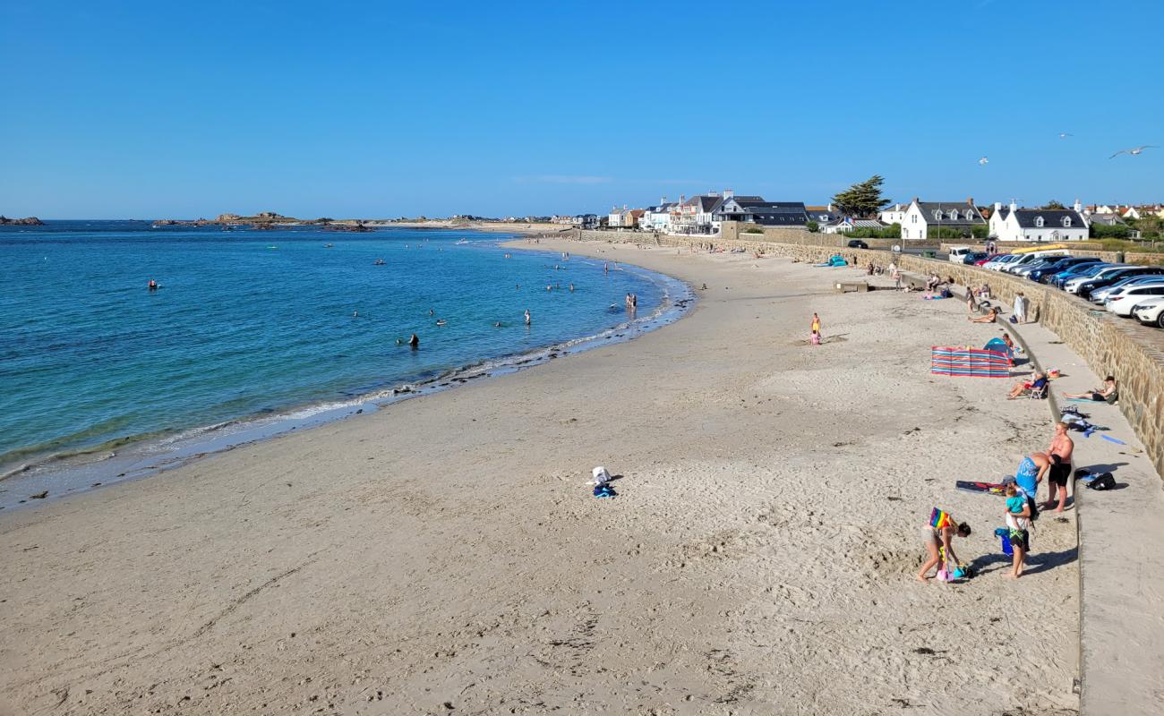 Cobo Beach'in fotoğrafı açık bej kum yüzey ile