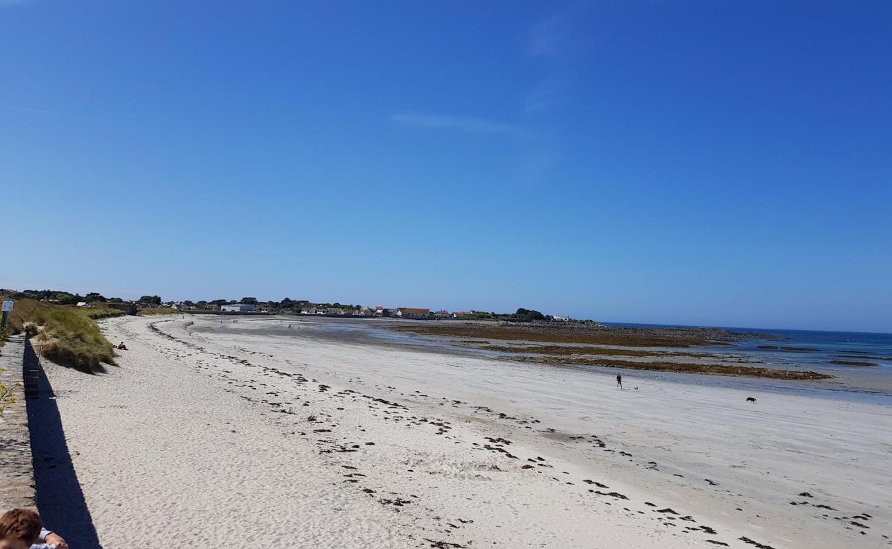 Vazon Guernsey Beach'in fotoğrafı parlak kum yüzey ile