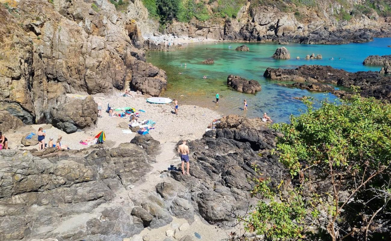 Moulin Huet Bay'in fotoğrafı taşlı kum yüzey ile