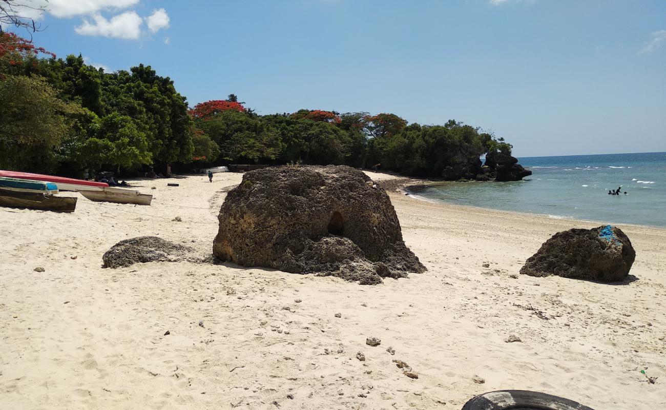 Mangapwani Beach'in fotoğrafı parlak kum yüzey ile