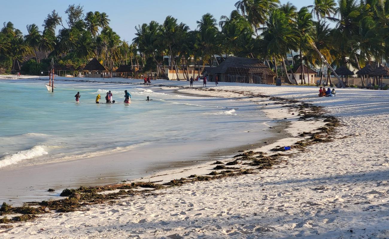 Pongwe Beach'in fotoğrafı beyaz ince kum yüzey ile