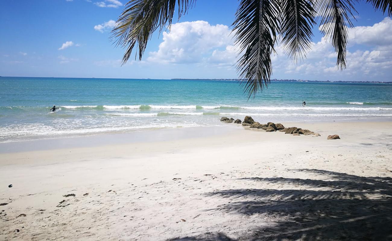 Mbongoland beach'in fotoğrafı parlak kum yüzey ile