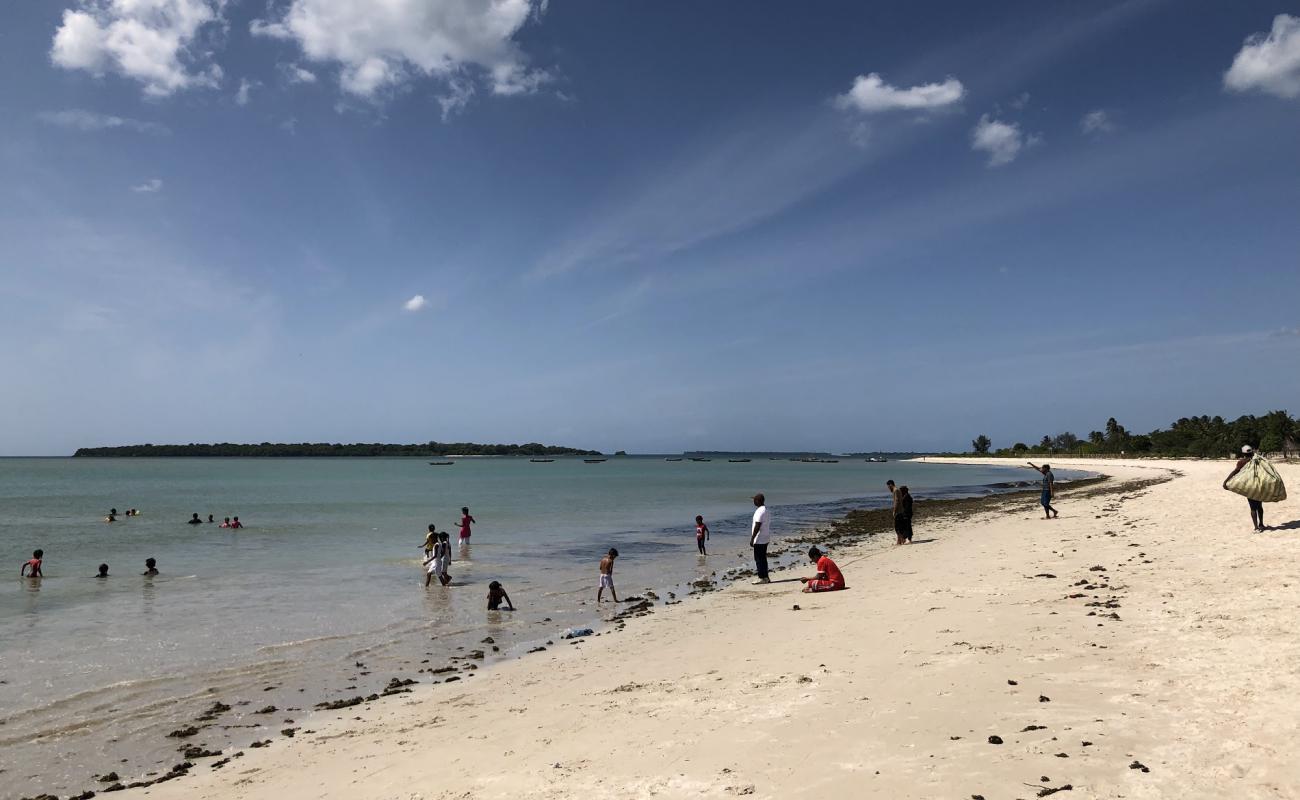 Bakhresa Beach'in fotoğrafı parlak kum yüzey ile