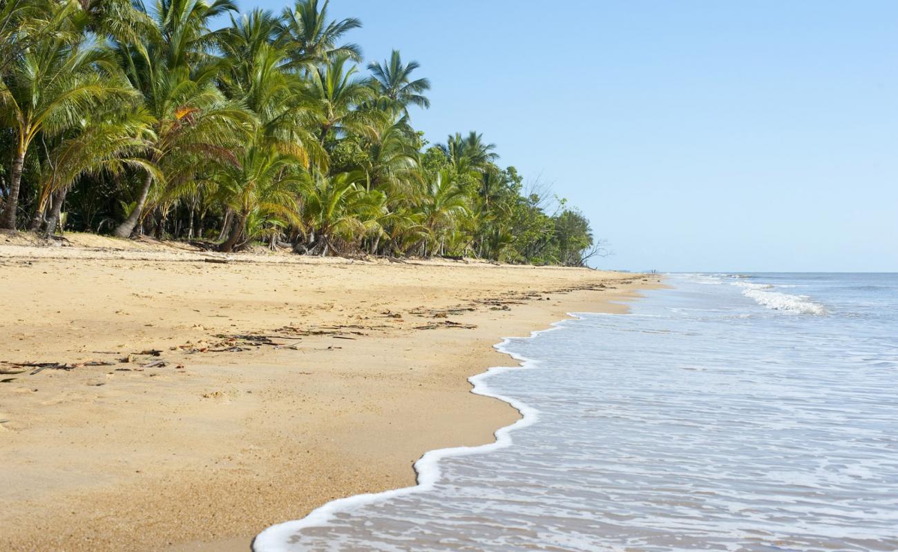 Kambini Beach'in fotoğrafı açık bej kum yüzey ile