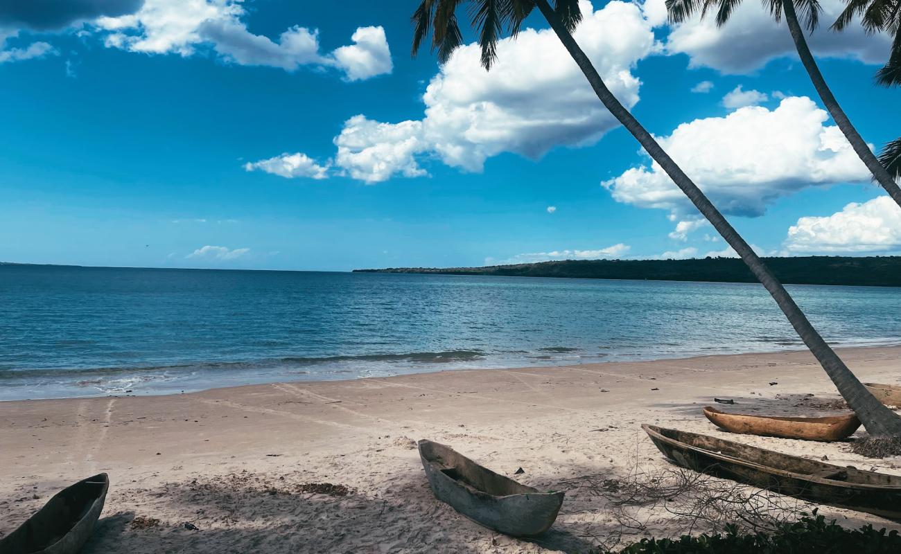 Lindi Beach'in fotoğrafı parlak kum yüzey ile