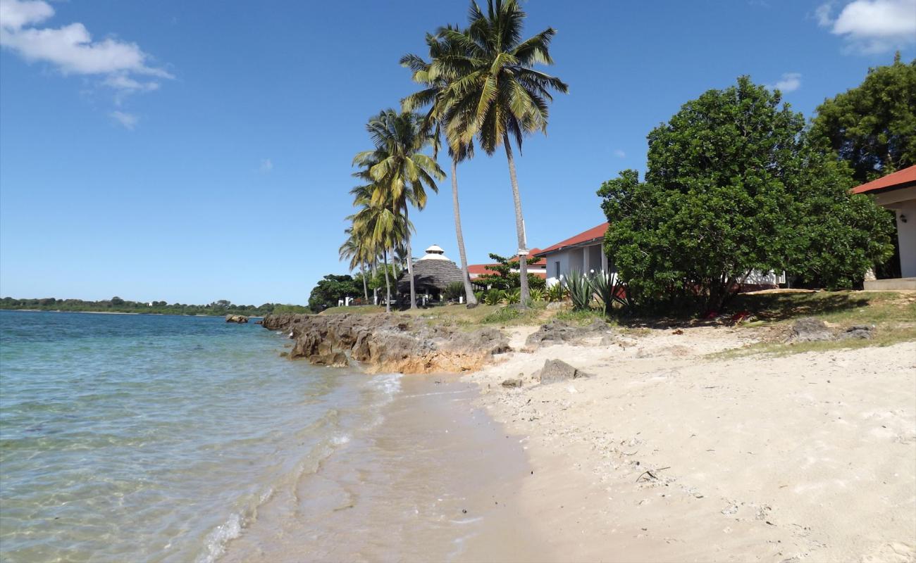 Shangani Beach'in fotoğrafı parlak kum yüzey ile