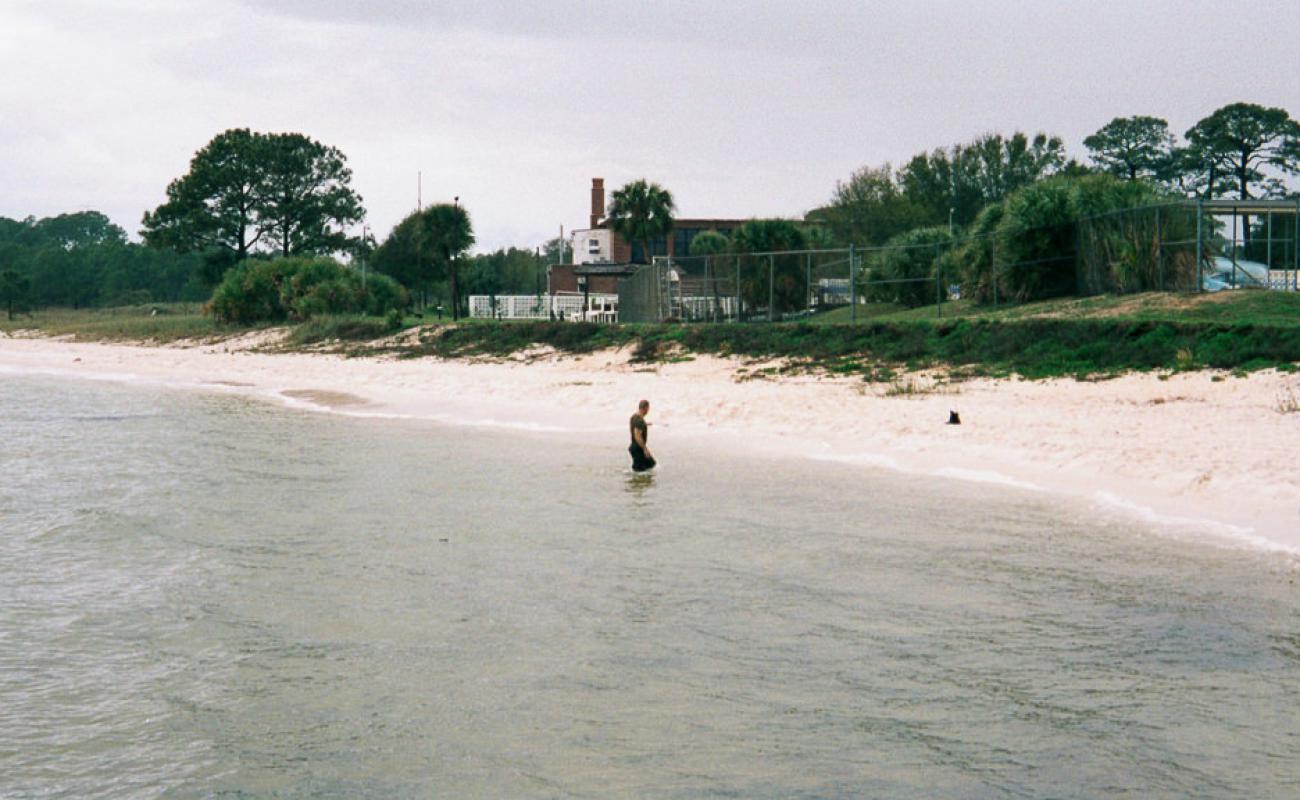 Mustin Beach'in fotoğrafı beyaz ince kum yüzey ile