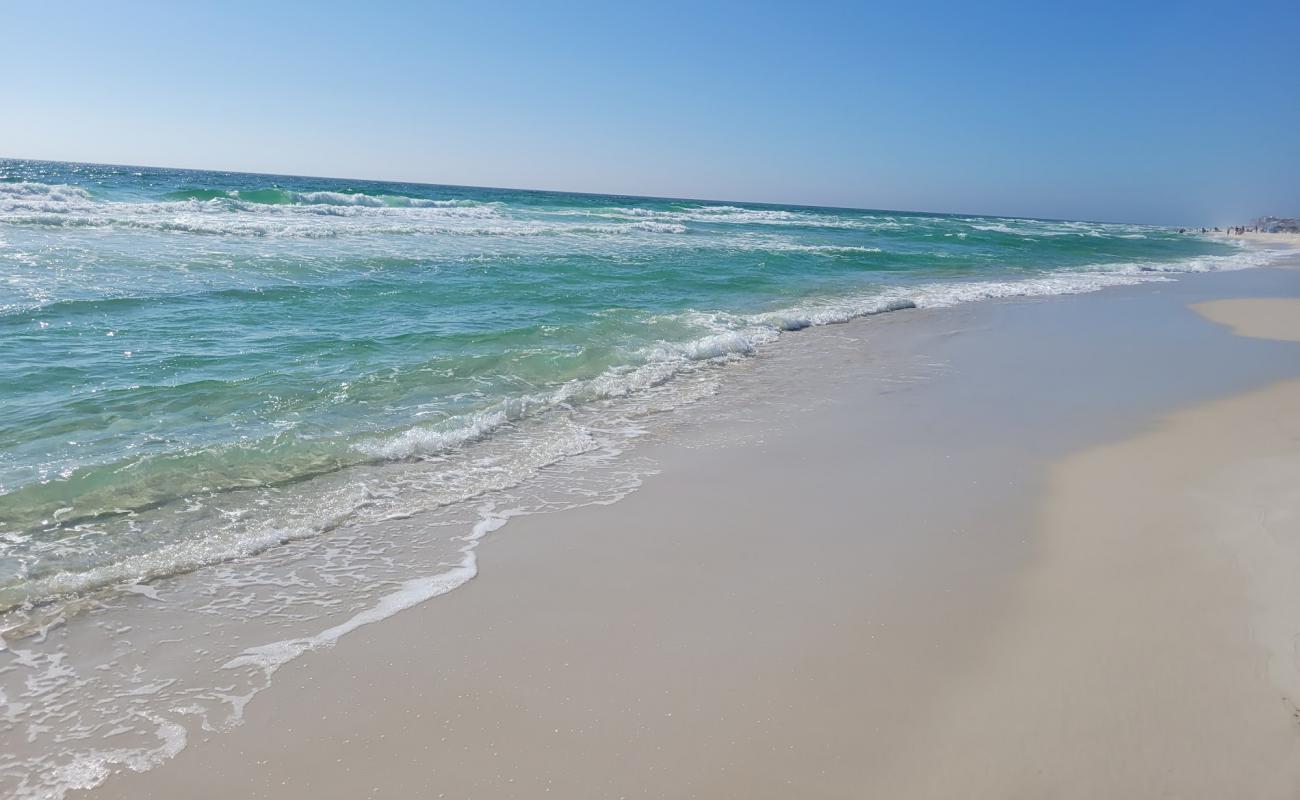 Luna Beach'in fotoğrafı beyaz ince kum yüzey ile