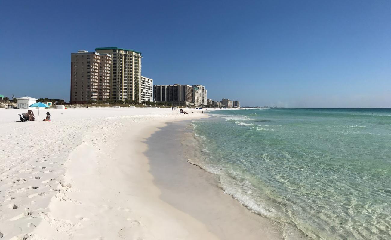 Destin Beach'in fotoğrafı beyaz ince kum yüzey ile