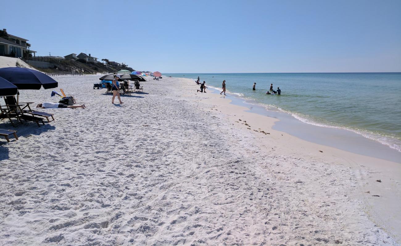 Blue Mountain Beach'in fotoğrafı beyaz ince kum yüzey ile