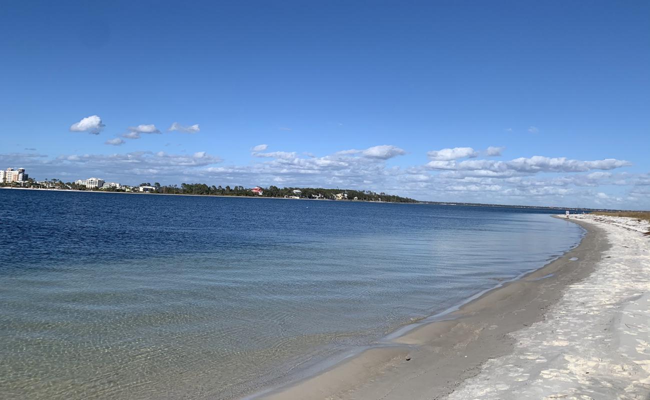 Sandy Point Beach'in fotoğrafı beyaz kum yüzey ile