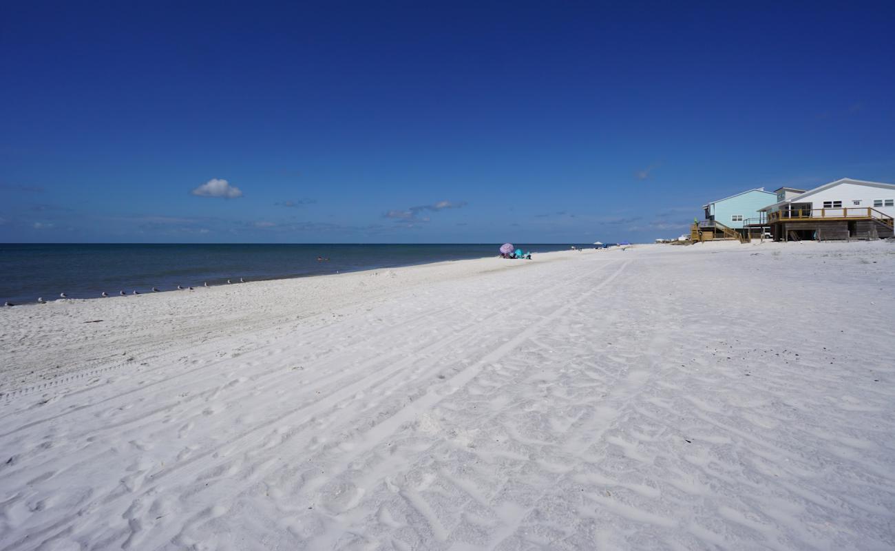 Gulf Pines beach'in fotoğrafı beyaz ince kum yüzey ile