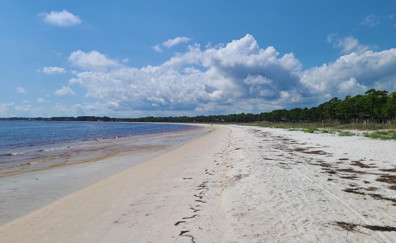 Carrabelle Beach'in fotoğrafı beyaz kum yüzey ile