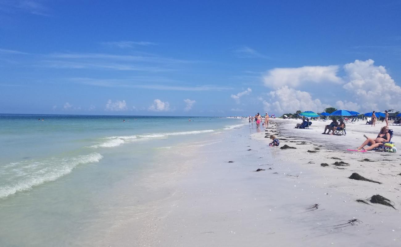 Honeymoon Island Beach'in fotoğrafı beyaz kum yüzey ile