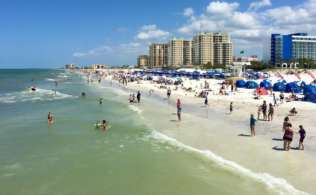 Clearwater Plajı'in fotoğrafı beyaz ince kum yüzey ile