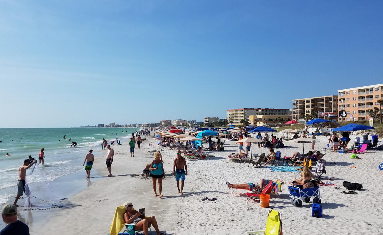 Madeira Beach'in fotoğrafı beyaz kum yüzey ile
