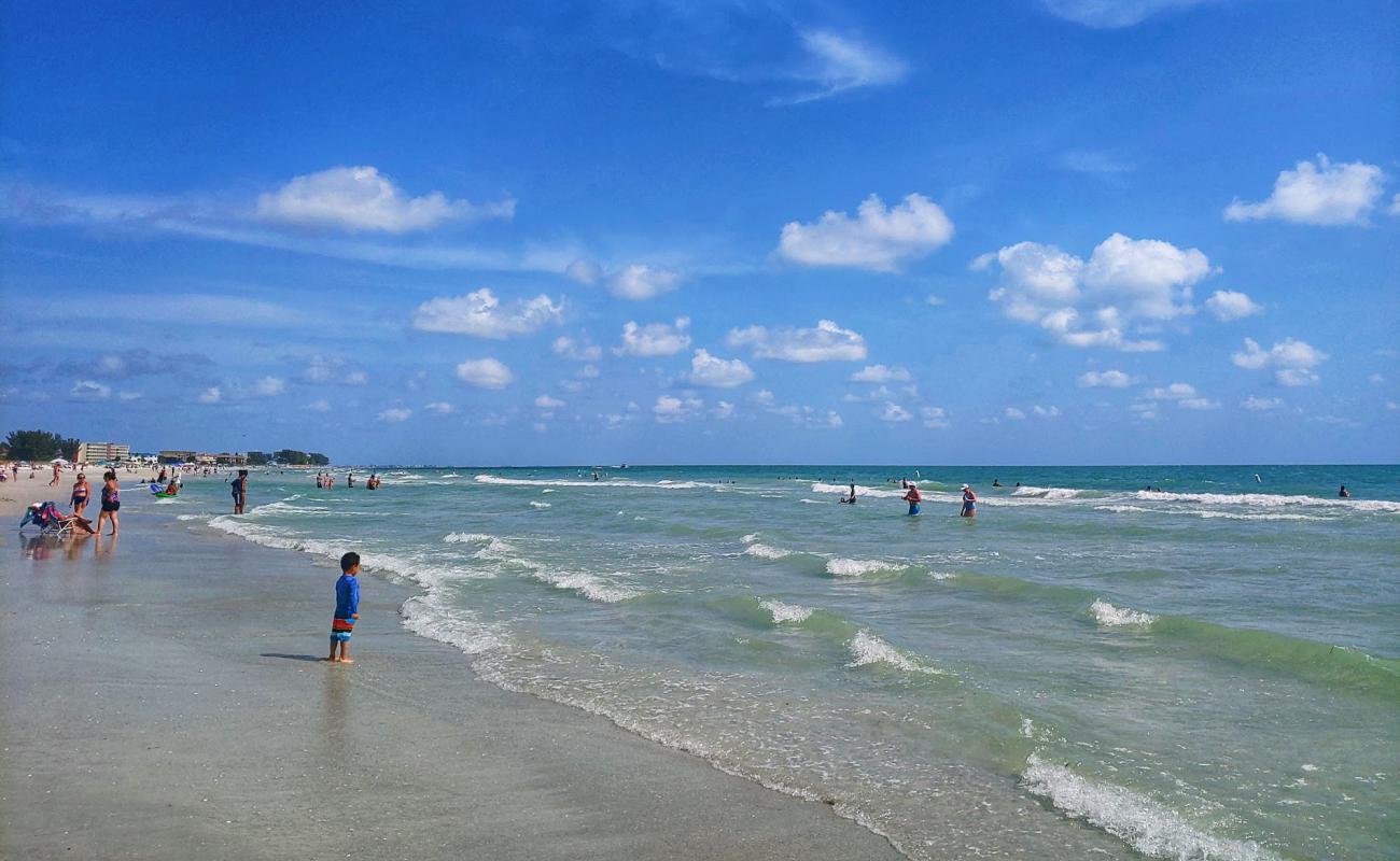 Treasure Island Beach'in fotoğrafı beyaz kum yüzey ile