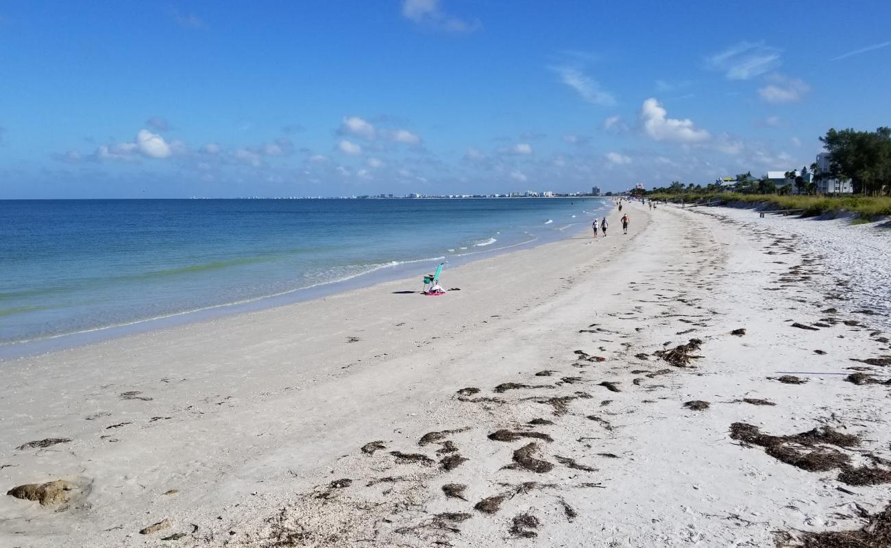 Pass A Grille beach'in fotoğrafı beyaz kum yüzey ile