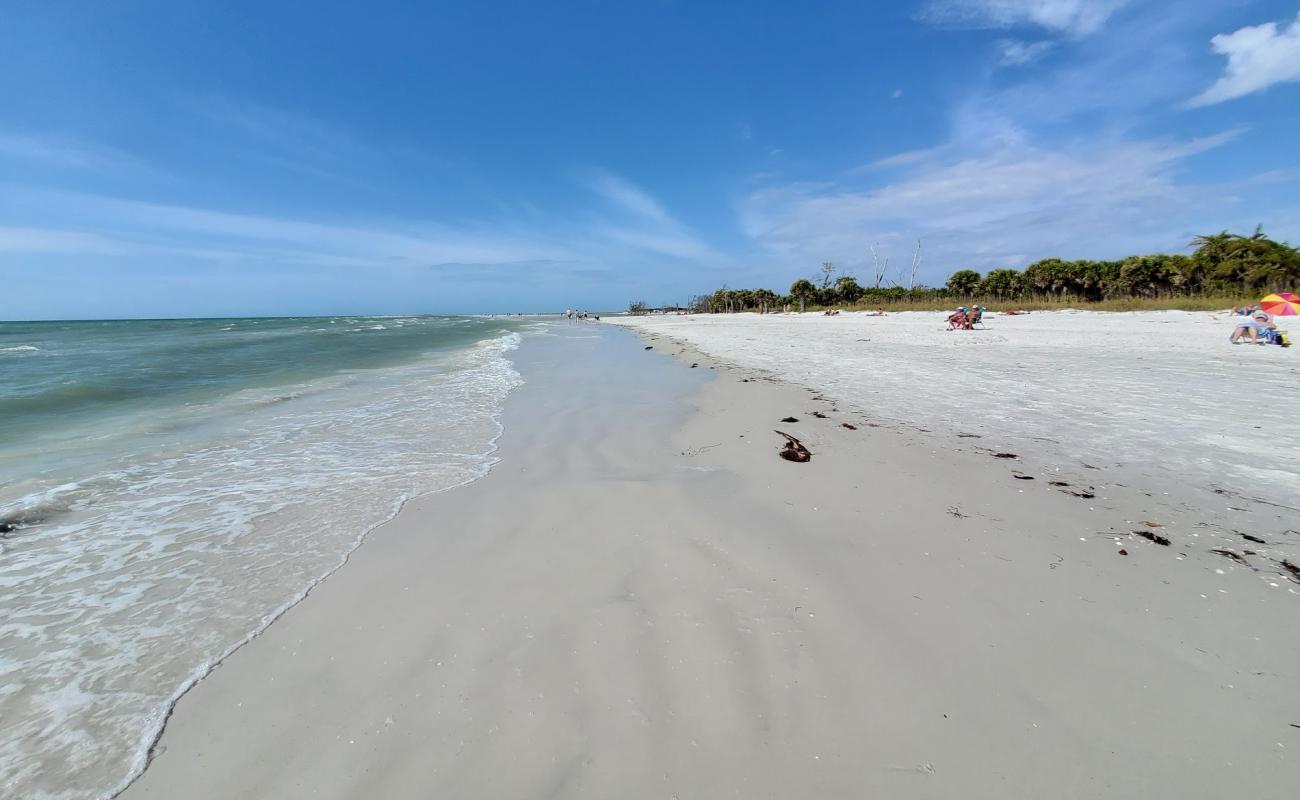 Fort desoto beach'in fotoğrafı beyaz kum yüzey ile