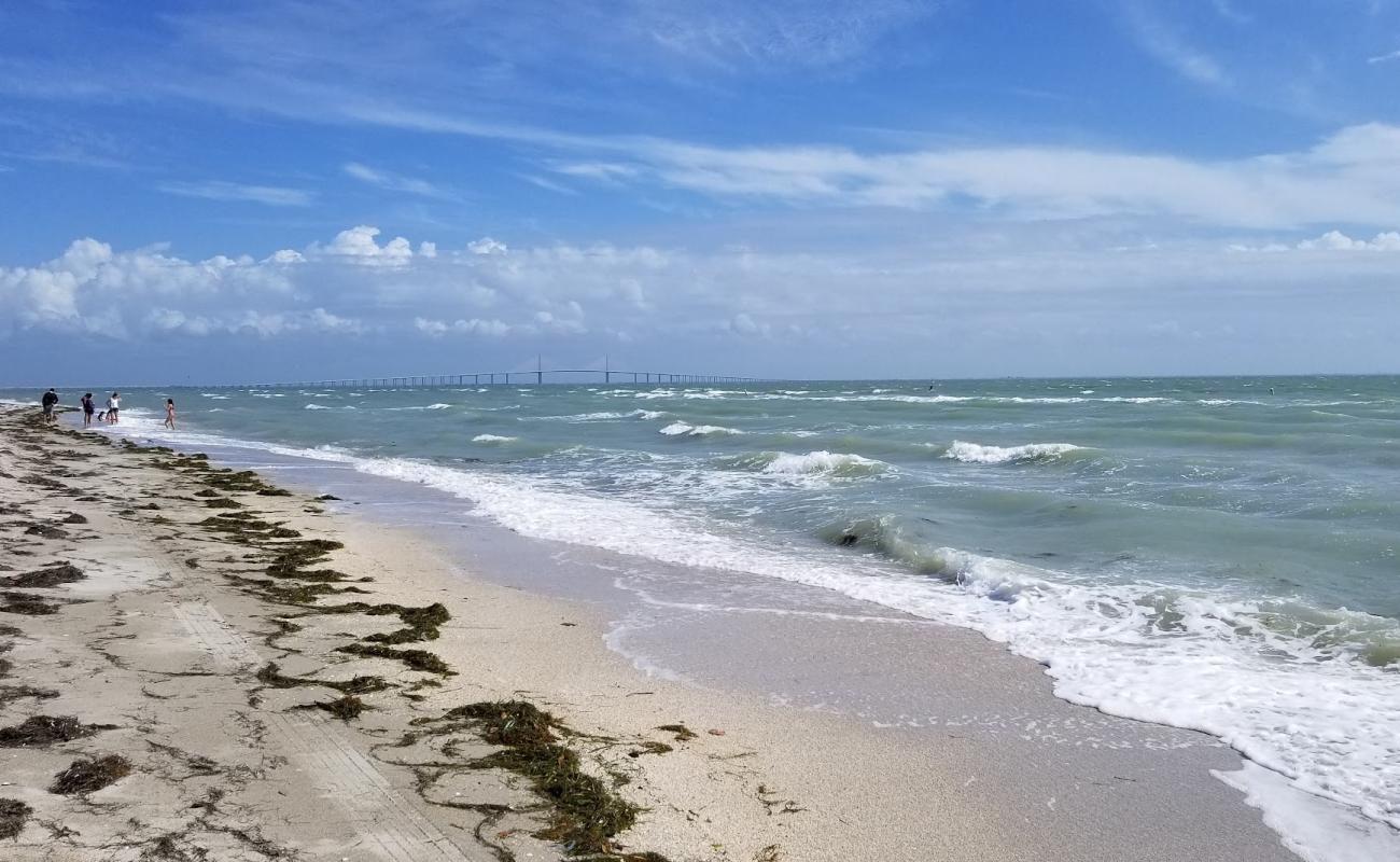 East beach'in fotoğrafı küçük bej çakıl yüzey ile
