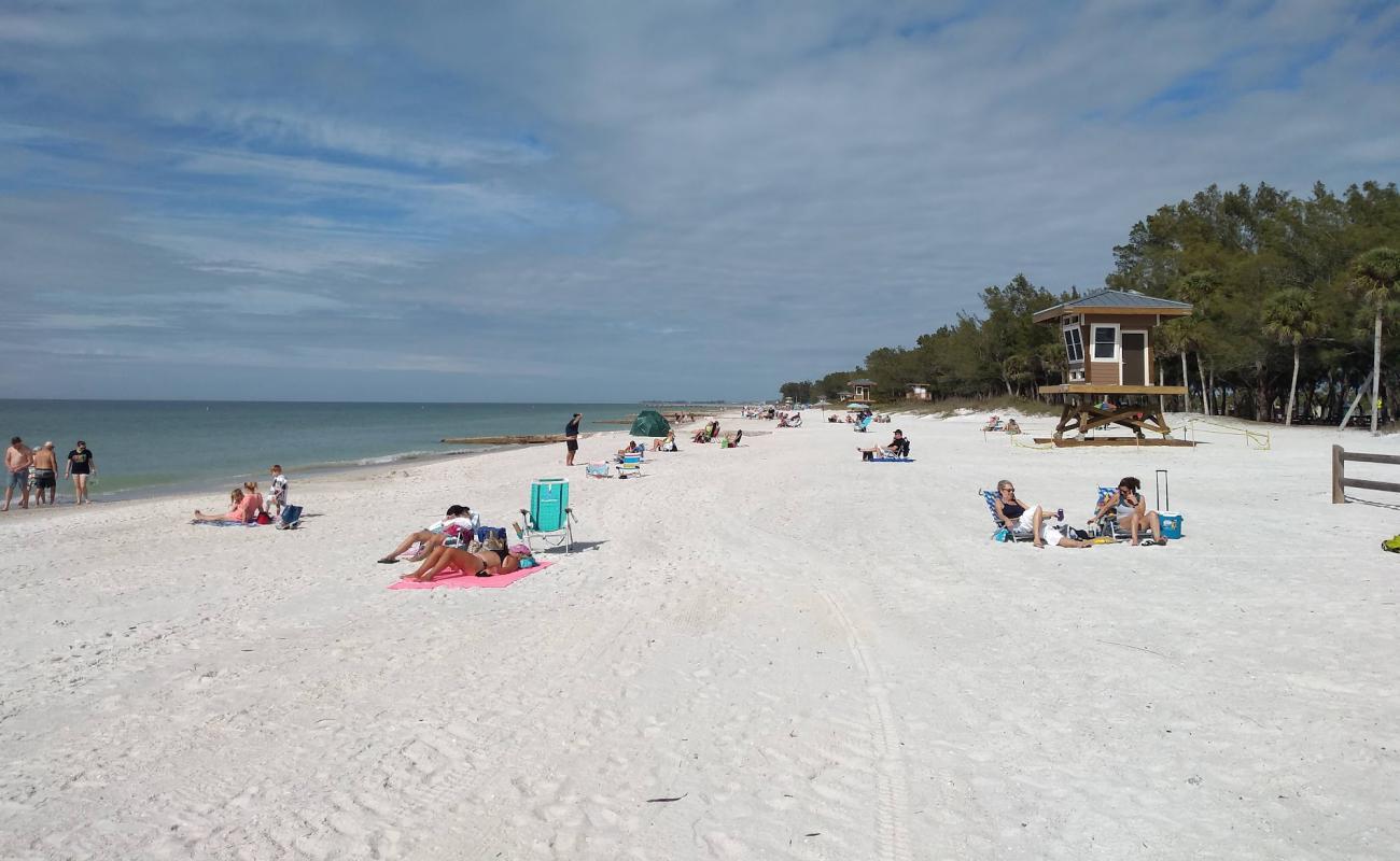 Coquina beach'in fotoğrafı beyaz kum yüzey ile