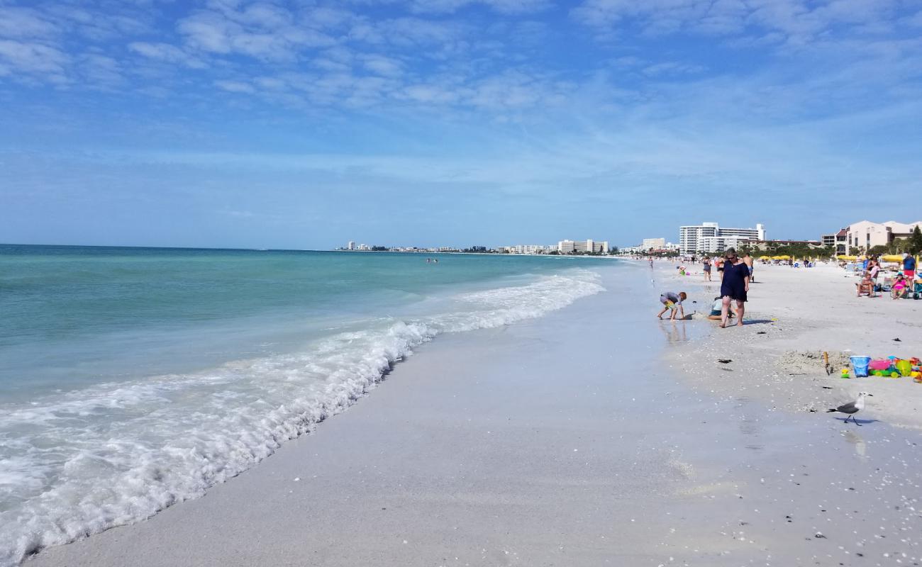 Crescent beach'in fotoğrafı beyaz kum yüzey ile