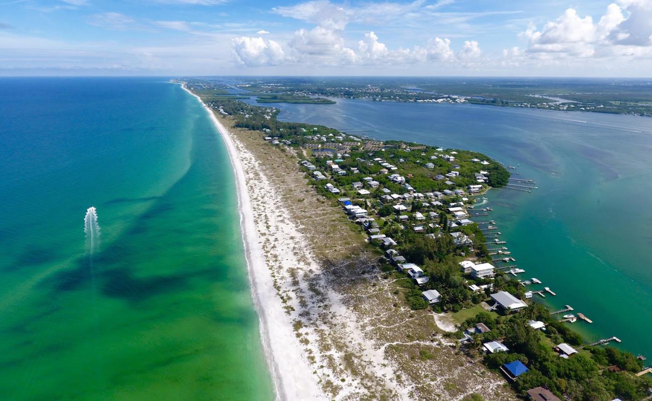 Palm Island beach'in fotoğrafı açık bej kum yüzey ile