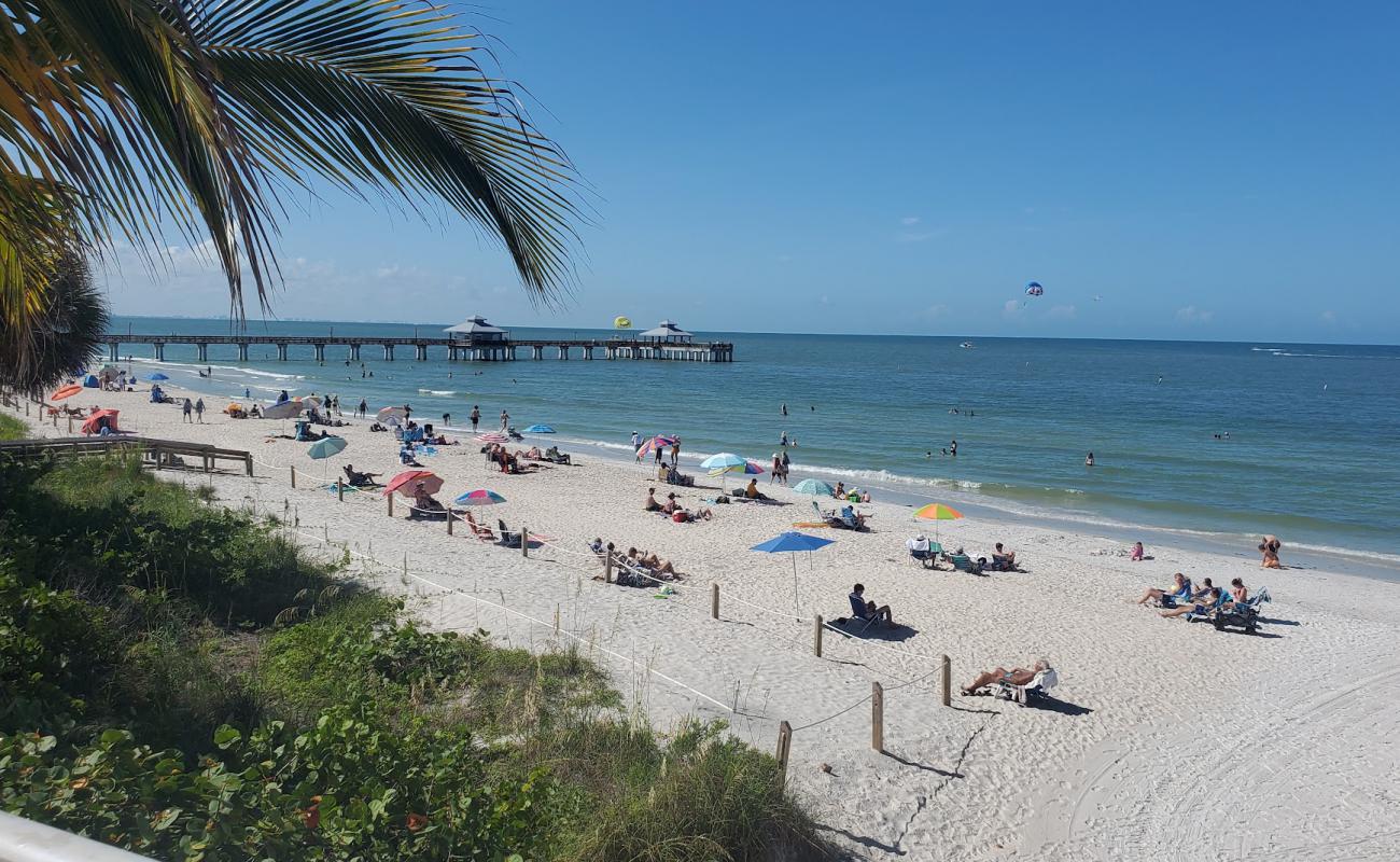 Fort Myers beach'in fotoğrafı açık bej kum yüzey ile