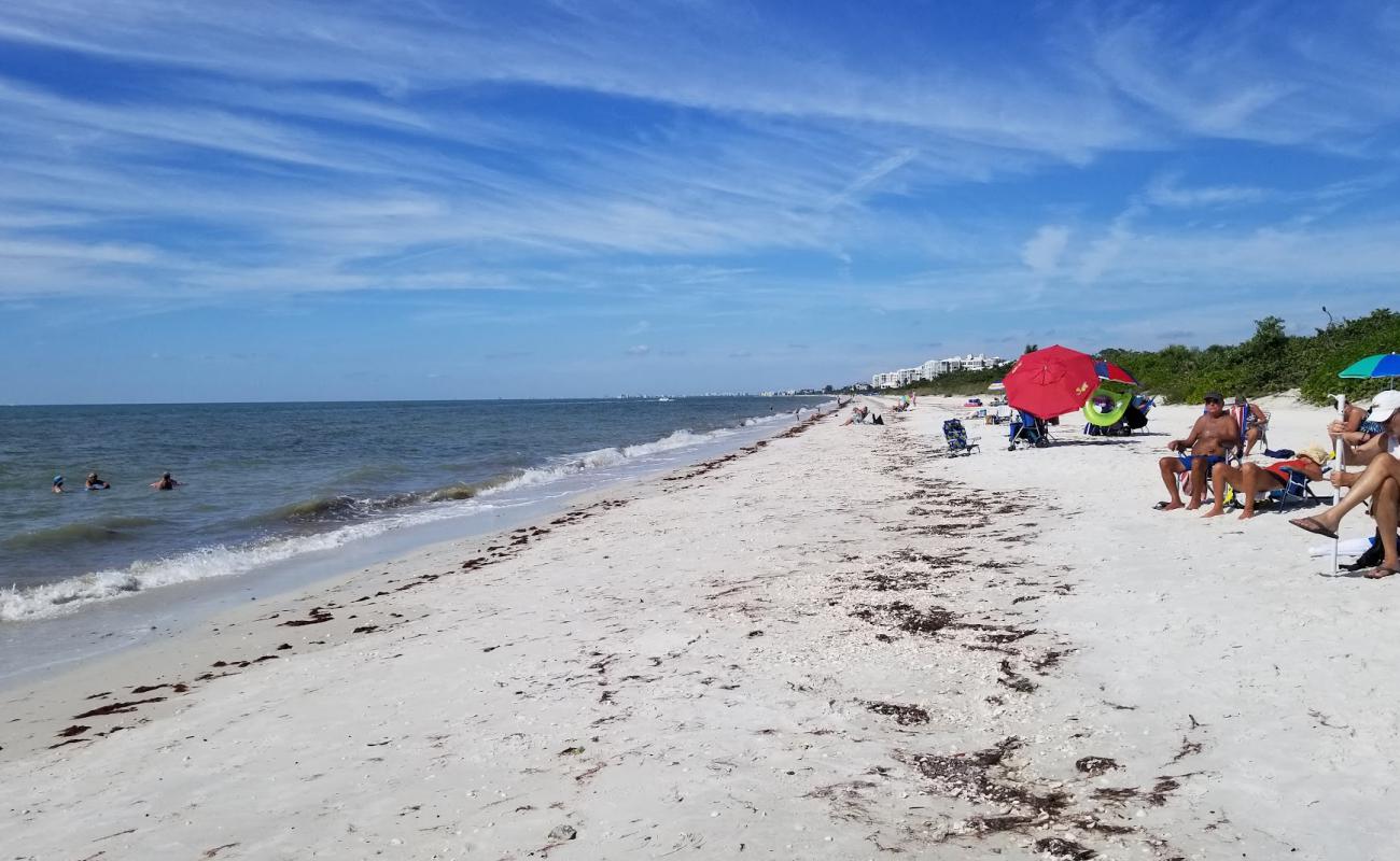 Barefoot beach'in fotoğrafı beyaz kum yüzey ile