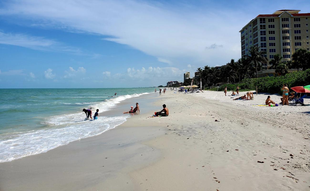 Naples beach'in fotoğrafı beyaz kum yüzey ile