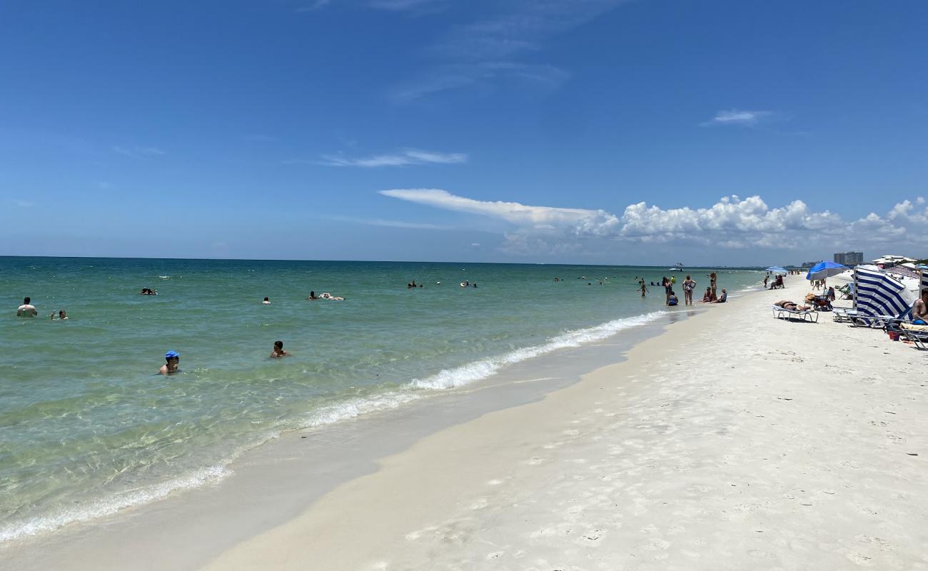 Rhode's End beach'in fotoğrafı beyaz kum yüzey ile
