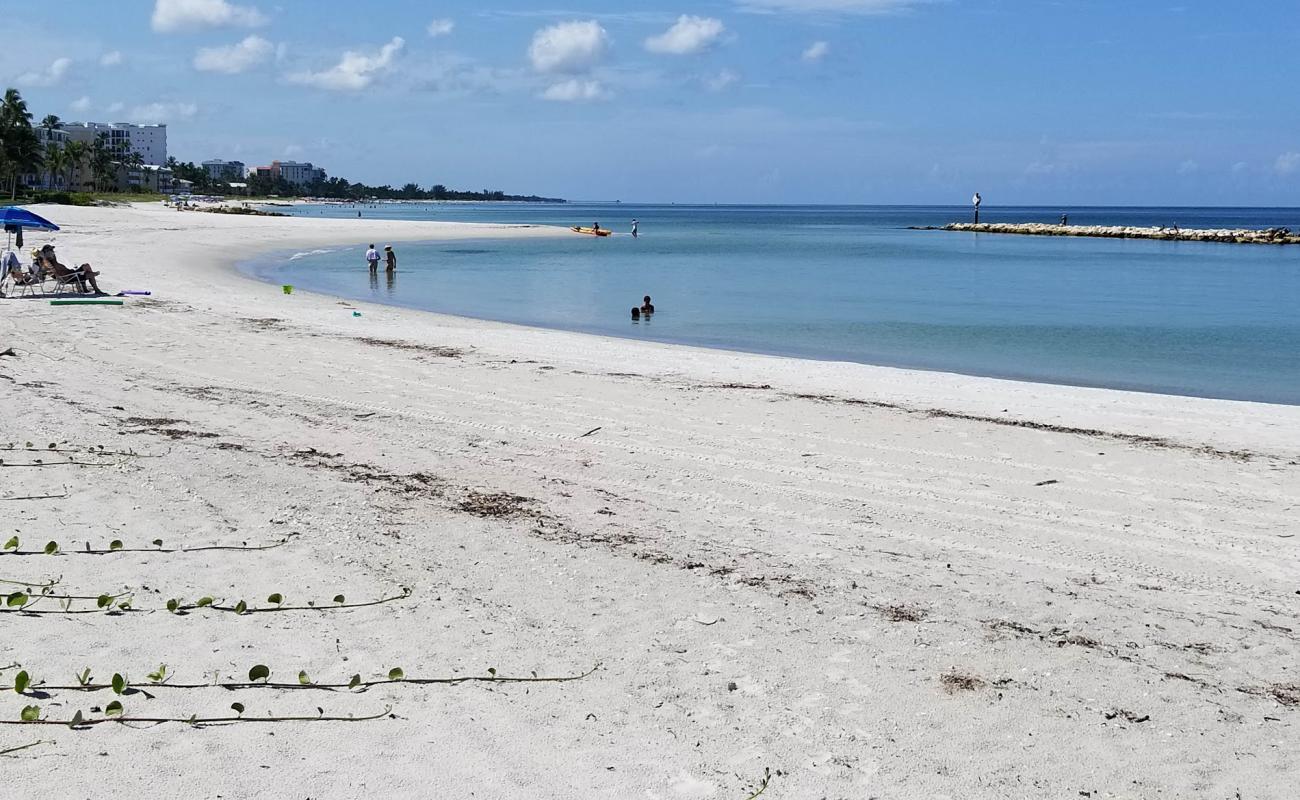 Moorings beach'in fotoğrafı beyaz kum yüzey ile