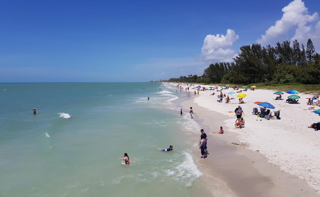 Naples beach'in fotoğrafı beyaz kum yüzey ile
