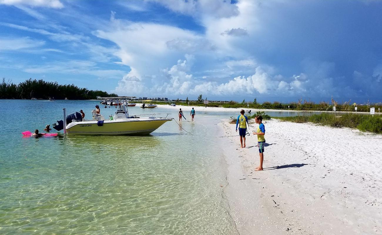 Keewaydin Island beach'in fotoğrafı beyaz kum yüzey ile