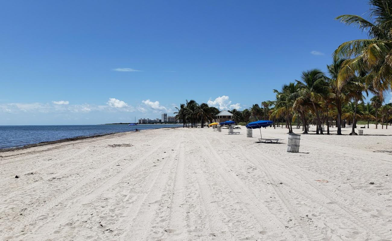 Crandon beach'in fotoğrafı parlak kum yüzey ile