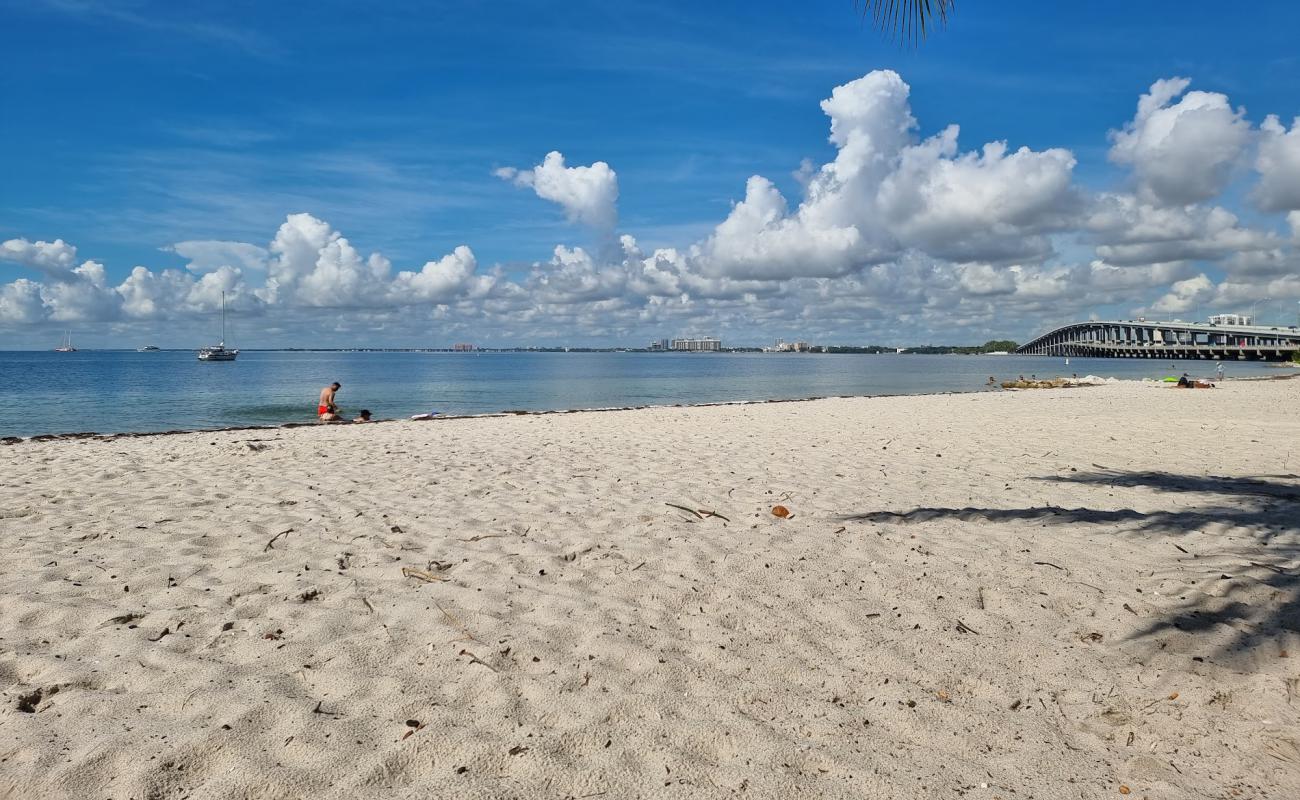 Virginia Key beach'in fotoğrafı açık bej kum yüzey ile