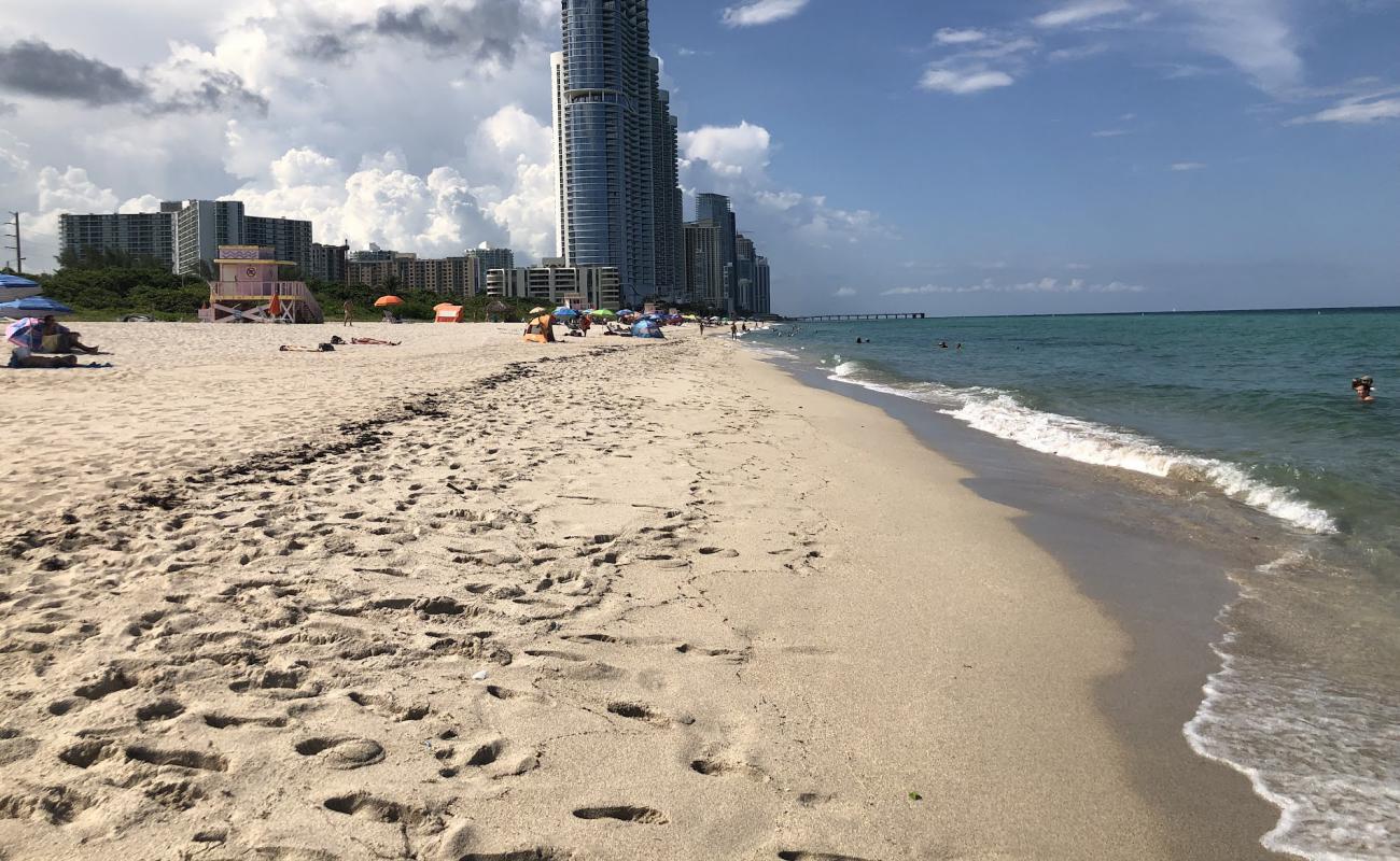 Haulover beach'in fotoğrafı parlak kabuk kumu yüzey ile