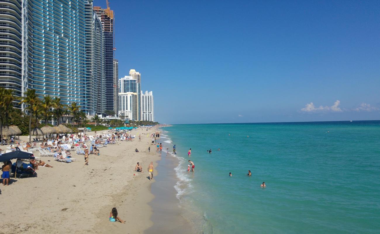 Sunny Isles Plajı'in fotoğrafı parlak kabuk kumu yüzey ile