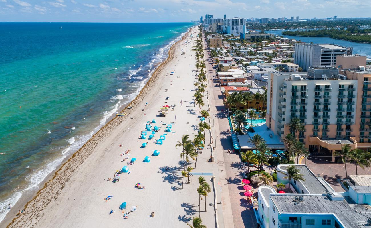 Hollywood beach'in fotoğrafı parlak kum yüzey ile