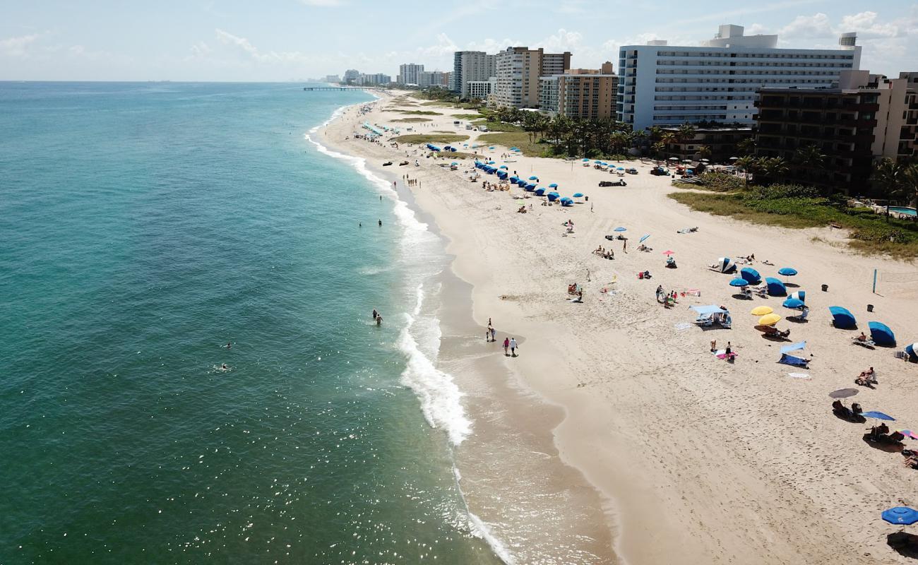 Pompano beach II'in fotoğrafı parlak kum yüzey ile