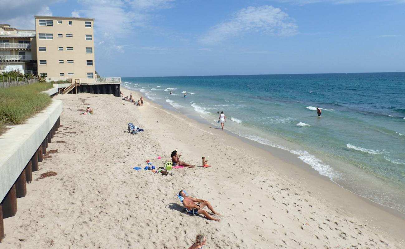 Lantana Municipal beach'in fotoğrafı açık bej kum yüzey ile