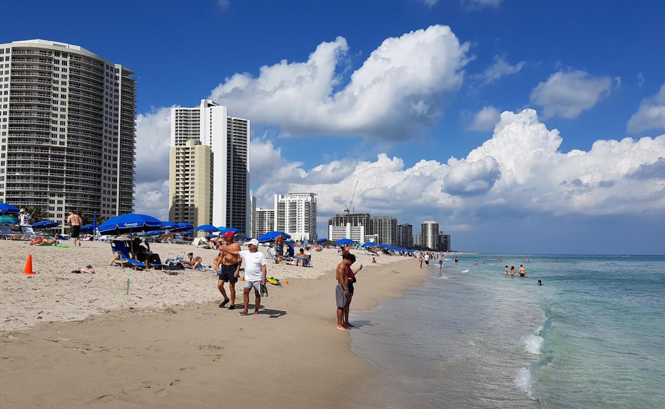 Riviera beach'in fotoğrafı açık bej kum yüzey ile
