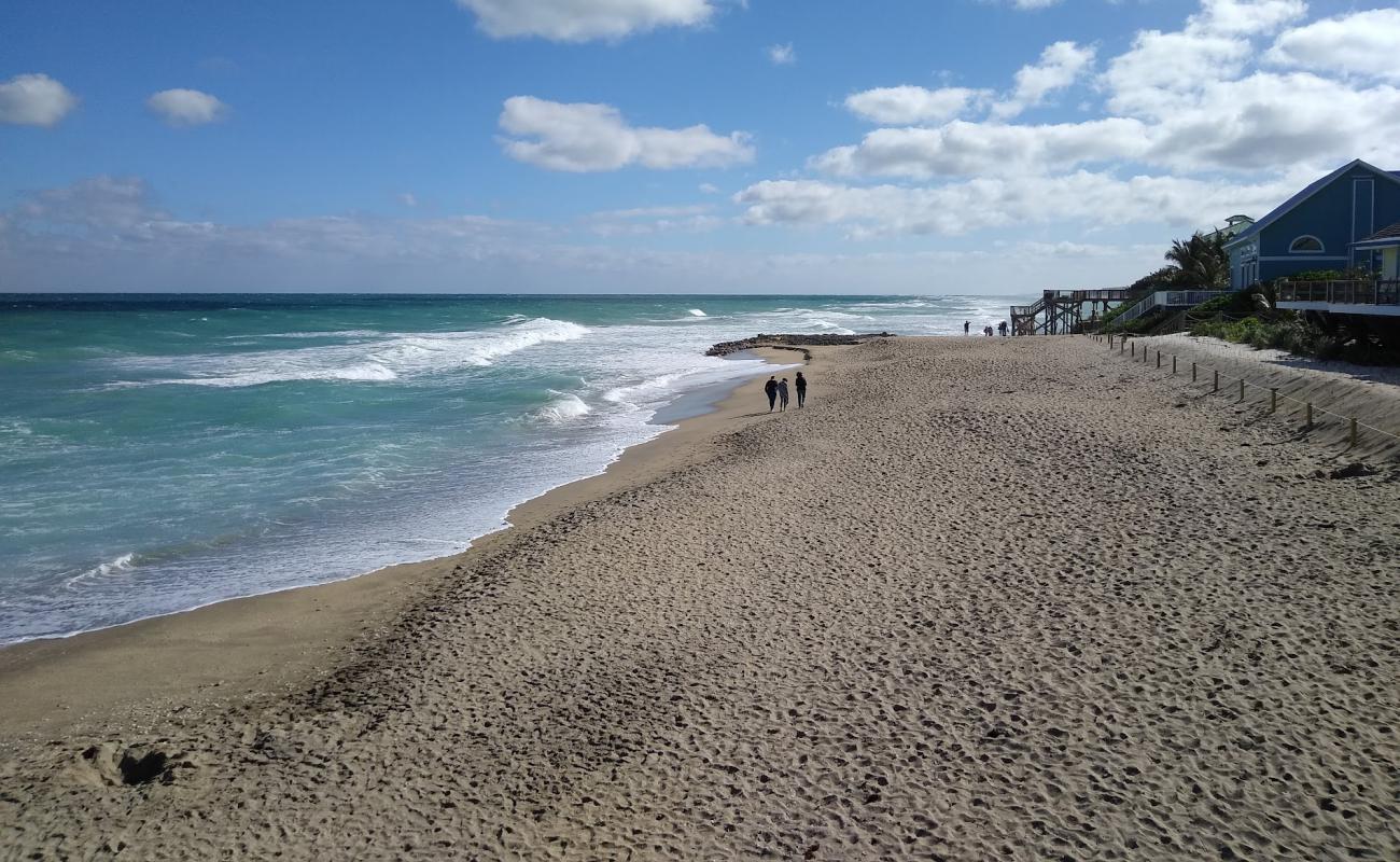 Chastain beach'in fotoğrafı açık bej kum yüzey ile