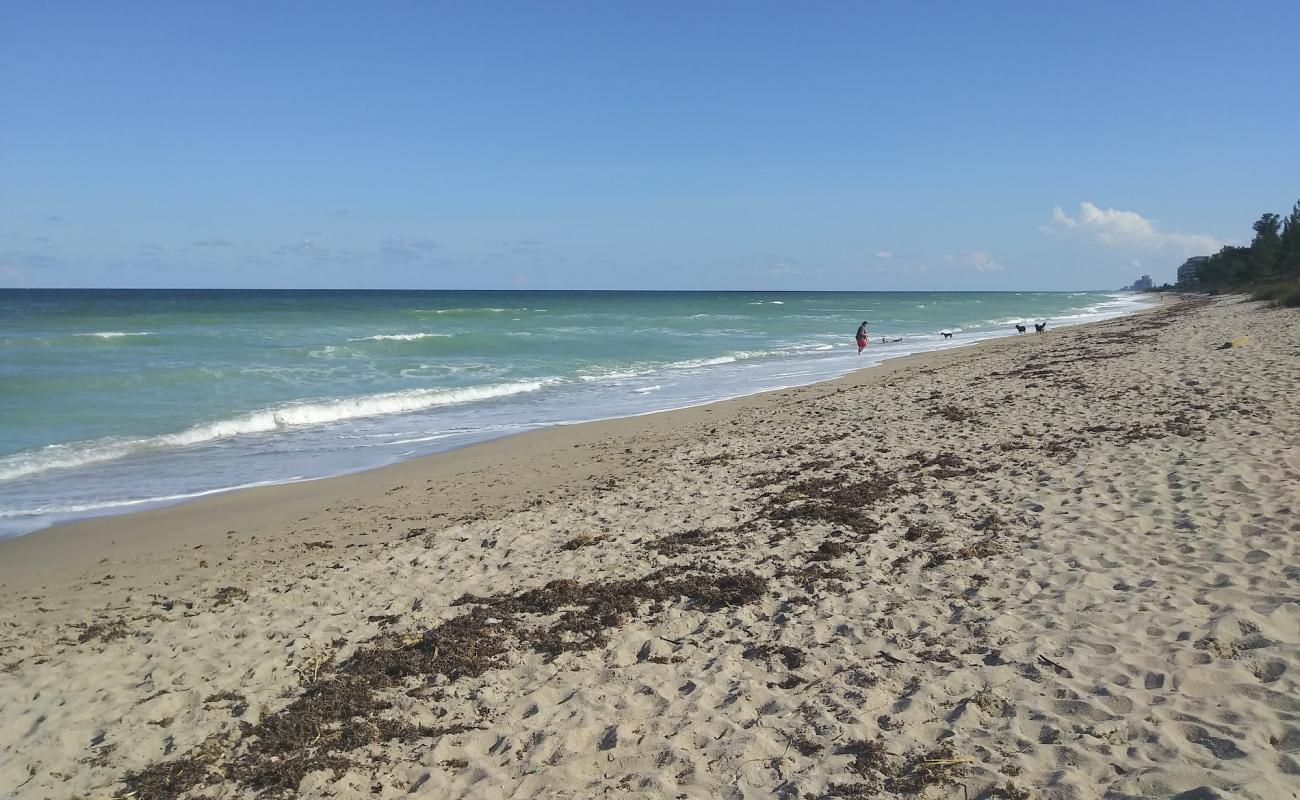 Walton Rocks beach'in fotoğrafı açık bej kum yüzey ile