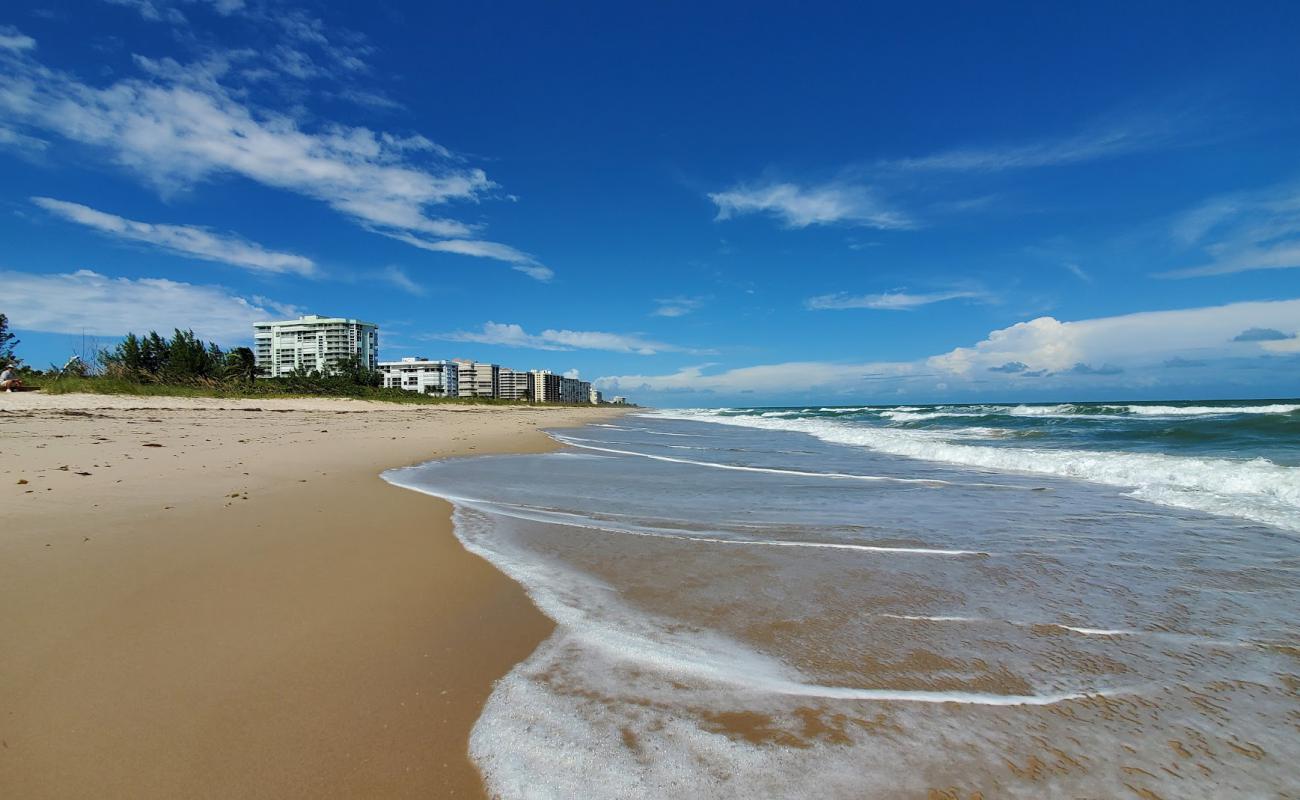 Sandy Toes beach'in fotoğrafı açık bej kum yüzey ile