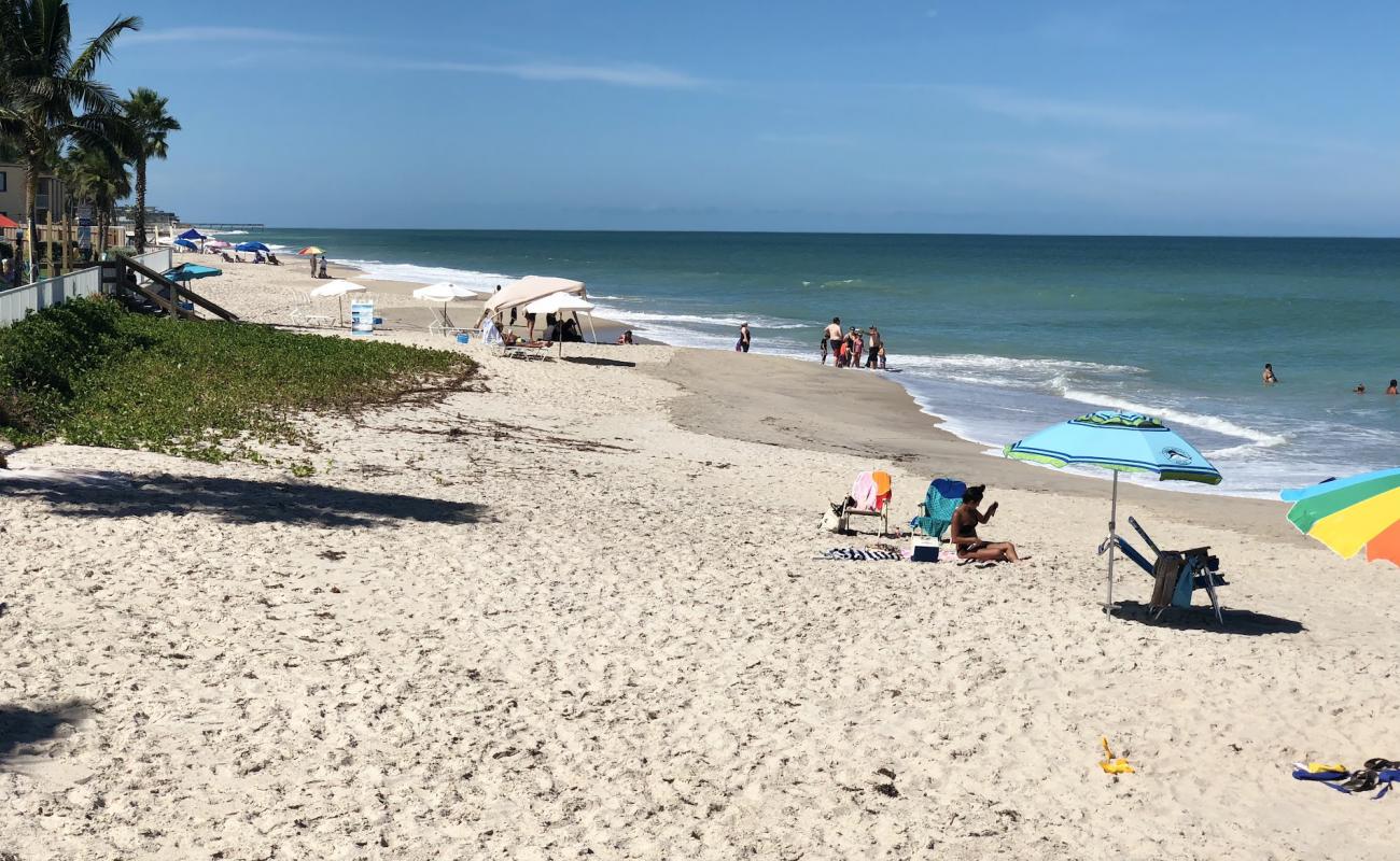 Vero beach'in fotoğrafı açık bej kum yüzey ile