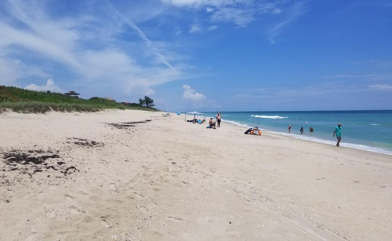 Indian River Oaks beach'in fotoğrafı açık bej kum yüzey ile